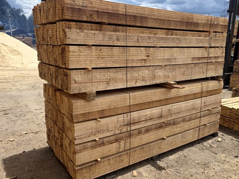 Tablones y tablas de madera aserrada en pino seleccionado